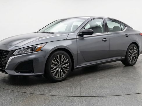 Used 2025 Nissan Altima 2.5 SV FWD image 3