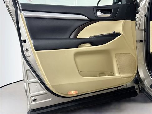 Certified 2016 Toyota Highlander XLE image 13