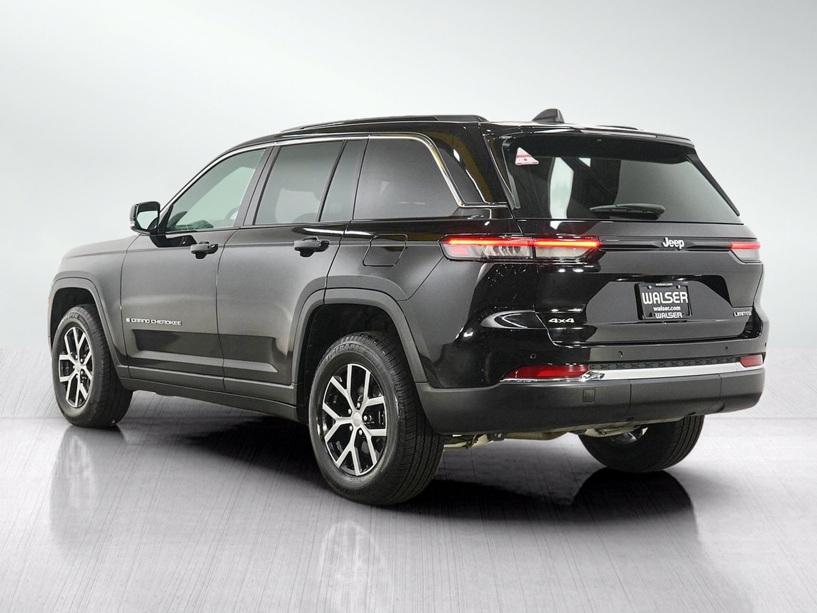 Used 2024 Jeep Grand Cherokee Limited AWD/4WD image 3