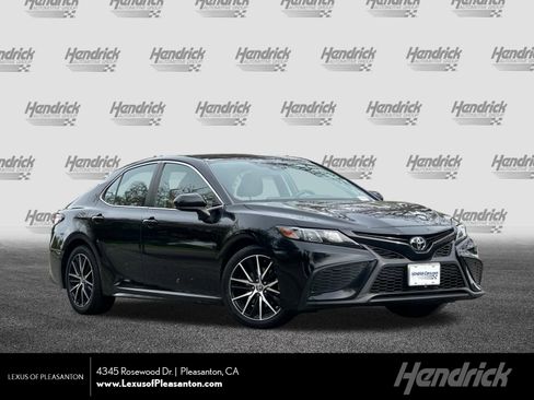 Used 2021 Toyota Camry SE image 1