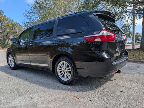 Used 2017 Toyota Sienna XLE image 5