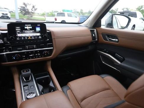Certified 2025 Nissan Pathfinder Platinum AWD/4WD image 28