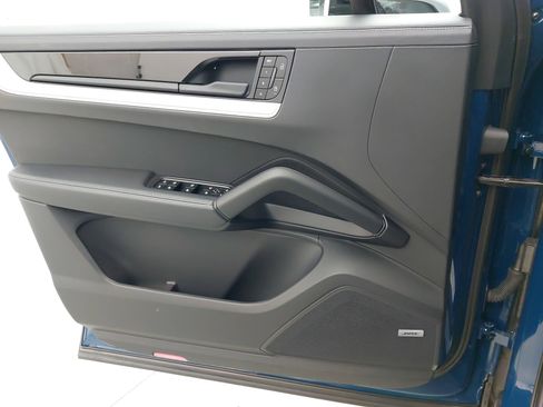 Used 2025 Porsche Cayenne Coupe image 29