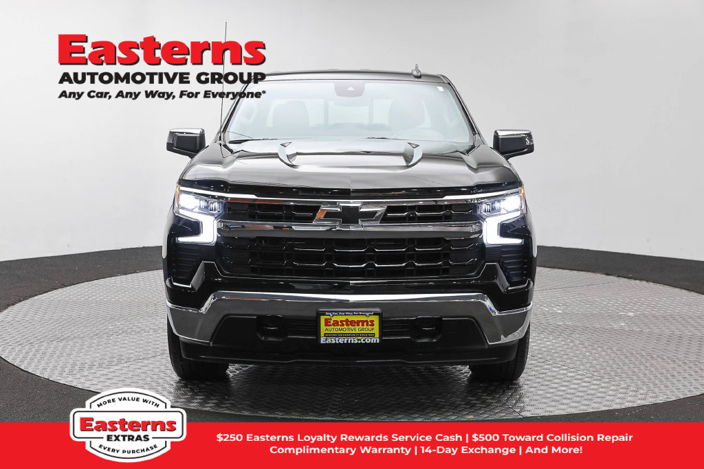 Used 2023 Chevrolet Silverado 1500 LT w/ Convenience Package II AWD/4WD image 3