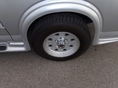 Used 2010 GMC Savana 1500 w/ Preferred Equipment Group image 37