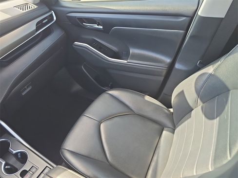 Used 2021 Toyota Highlander XLE image 18