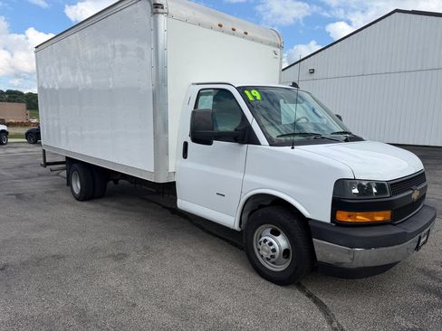 Used 2019 Chevrolet Express 3500 Extended w/ Power Convenience Package RWD image 3