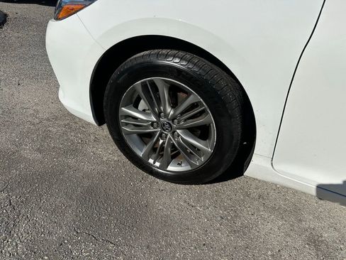 Used 2016 Toyota Camry SE image 9