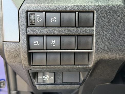 Used 2025 Toyota Tacoma SR5 AWD/4WD image 9