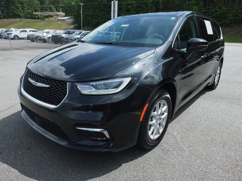 Used 2023 Chrysler Pacifica Touring-L FWD image 7