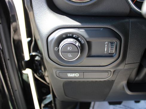 Used 2023 Jeep Gladiator Overland AWD/4WD image 14