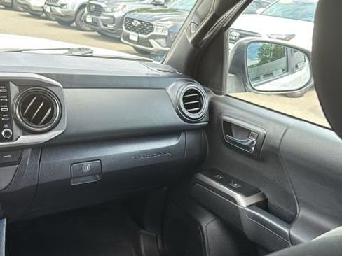 Certified 2021 Toyota Tacoma TRD Off-Road AWD/4WD image 23