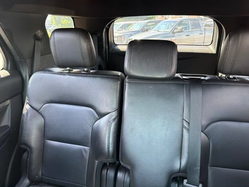 Used 2018 Ford Explorer XLT w/ Equipment Group 202A FWD image 4