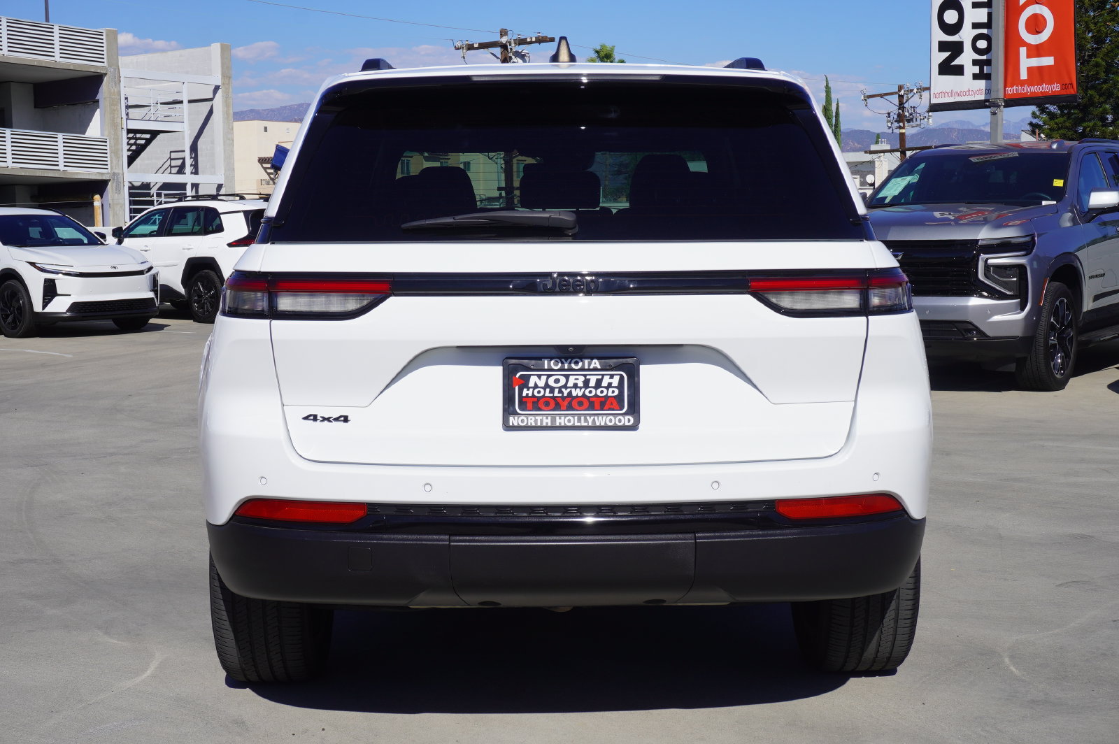 Used 2023 Jeep Grand Cherokee Altitude AWD/4WD image 6
