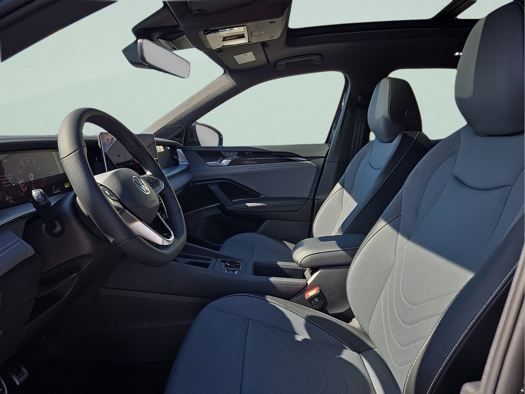 New 2026 Volkswagen Tiguan SE R-Line FWD image 16