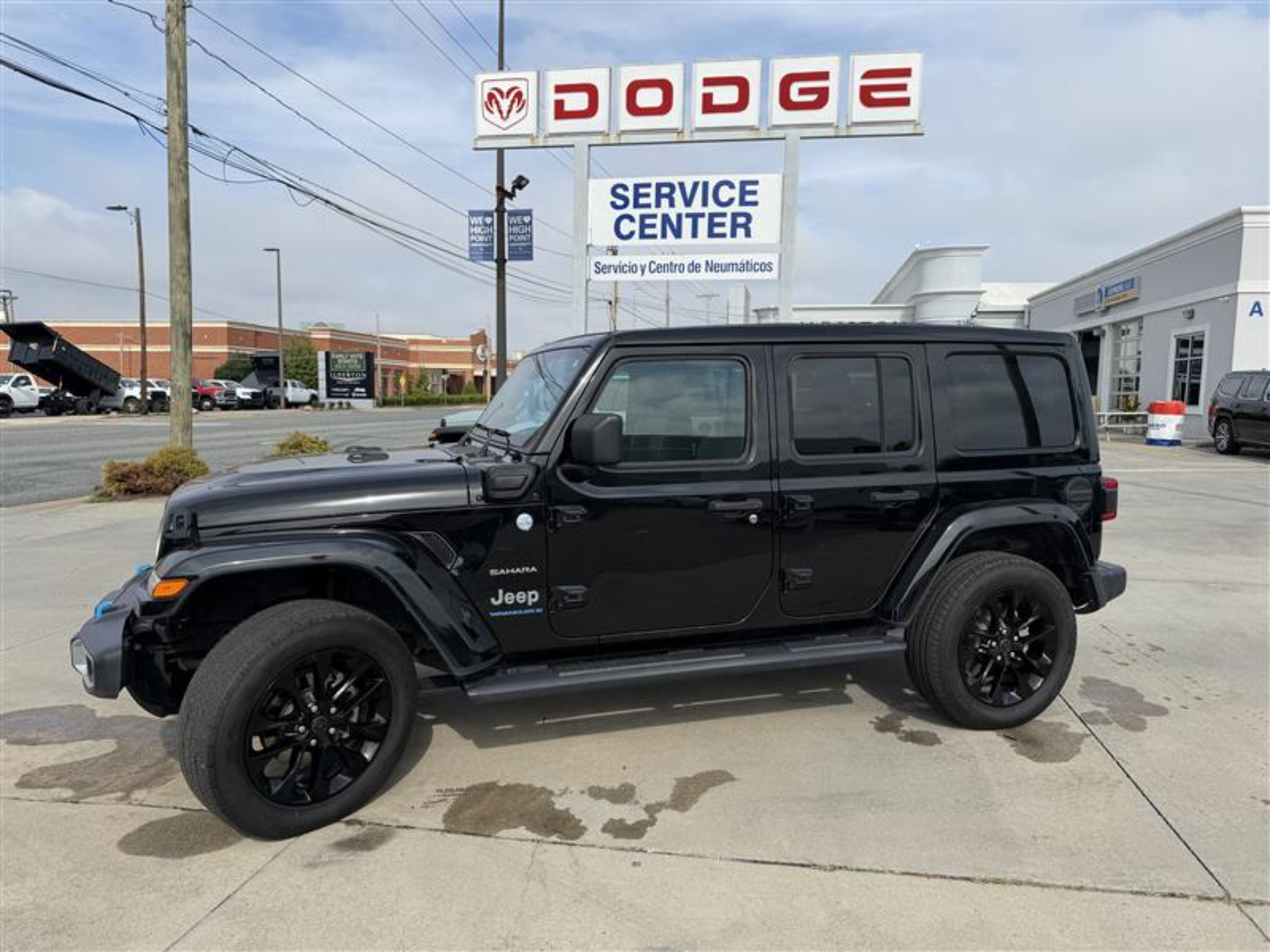 Used 2024 Jeep Wrangler Unlimited Sahara w/ Technology Group AWD/4WD image 5