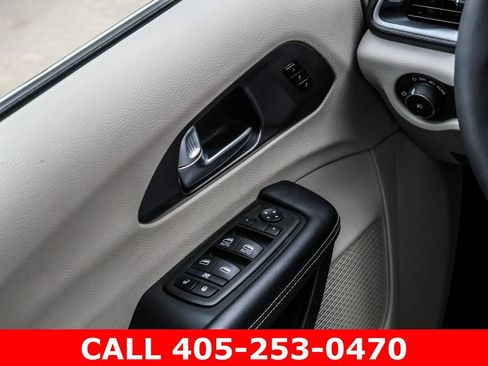 Used 2024 Chrysler Pacifica Limited FWD image 52