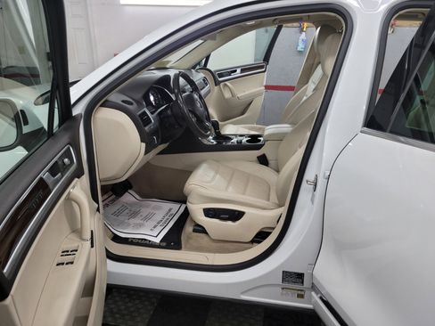 Used 2015 Volkswagen Touareg Sport image 8