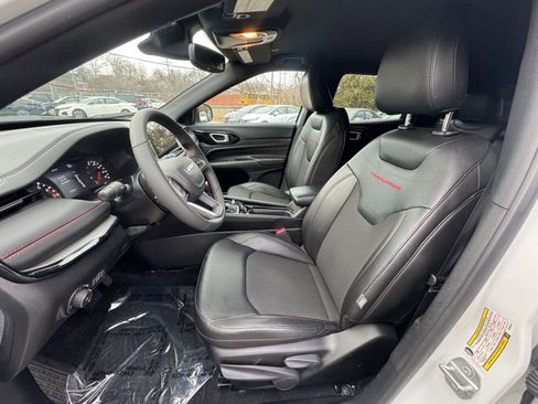 Used 2025 Jeep Compass Trailhawk image 32