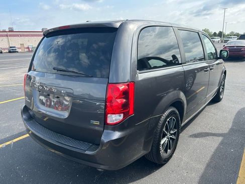 Used 2018 Dodge Grand Caravan SE image 4