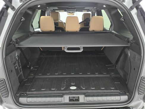 New 2026 Land Rover Discovery Dynamic SE image 17