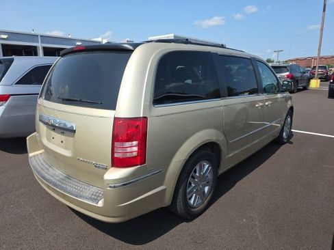 Used 2010 Chrysler Town & Country Touring FWD image 4