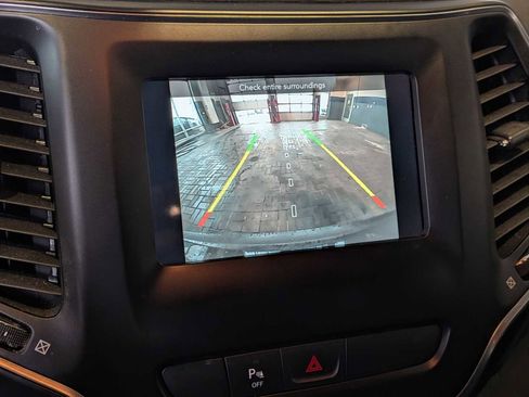 Used 2019 Jeep Cherokee Latitude Plus w/ Cold Weather Group AWD/4WD image 28