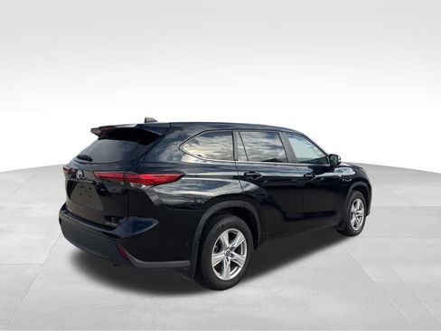 Used 2023 Toyota Highlander L image 4