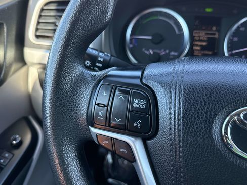 Used 2018 Toyota Highlander LE image 25