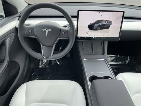 Used 2025 Tesla Model Y Long Range image 9
