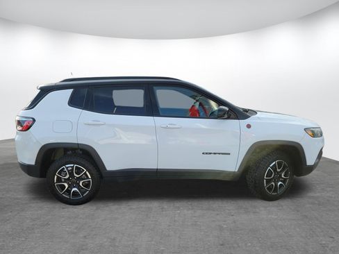Used 2025 Jeep Compass Trailhawk AWD/4WD image 4