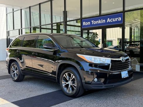 Used 2016 Toyota Highlander XLE AWD/4WD image 2