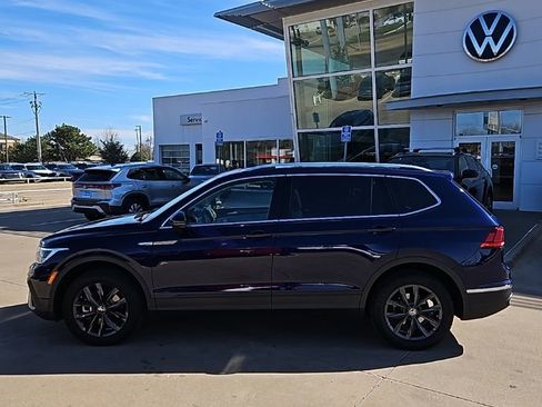 Used 2024 Volkswagen Tiguan SE w/ Panoramic Sunroof Package image 8