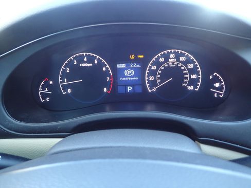 Used 2011 Hyundai Genesis 4.6 image 18