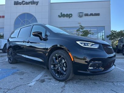 New 2026 Chrysler Pacifica Select