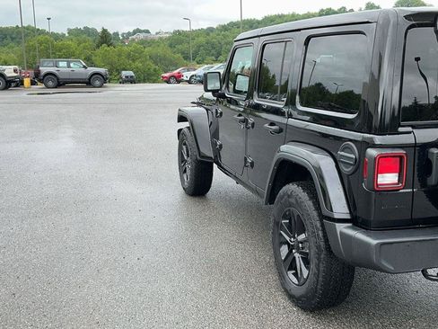 Used 2023 Jeep Wrangler Unlimited Sahara AWD/4WD image 7