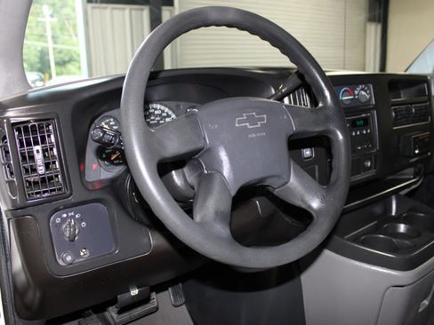 Used 2005 Chevrolet Express 3500 Extended Passenger w/ LS Preferred Equipment Group RWD image 16