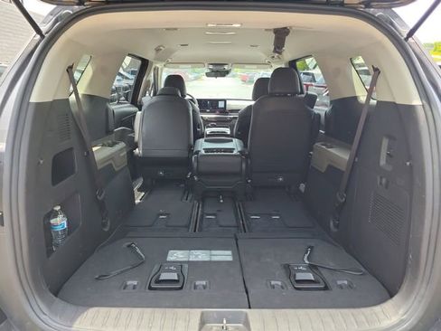 Used 2025 Kia Carnival FWD image 8