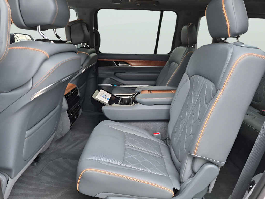 Used 2024 Jeep Grand Wagoneer Series III AWD/4WD image 36