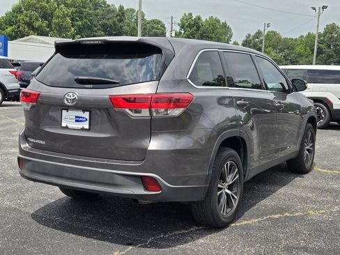 Used 2019 Toyota Highlander LE FWD image 5