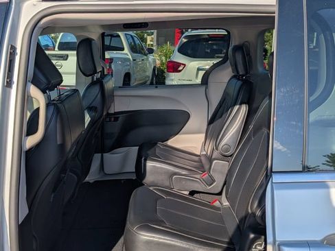 Used 2024 Chrysler Pacifica Touring-L FWD image 15