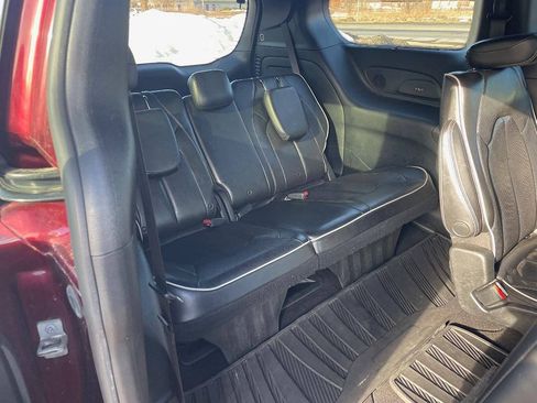 Used 2019 Chrysler Pacifica Limited w/ Advanced Safetytec Group FWD image 14
