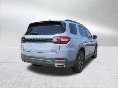 Used 2025 Honda Pilot Sport image 3