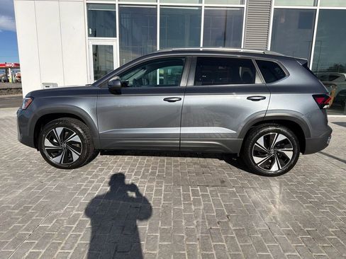 Certified 2025 Volkswagen Taos SE image 3