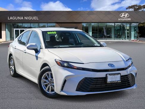 Used 2025 Toyota Camry LE image 1