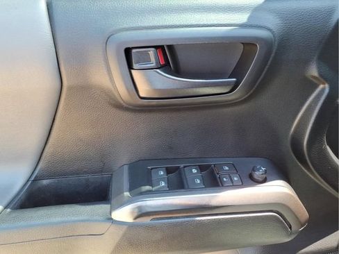 Used 2021 Toyota Tacoma SR5 AWD/4WD image 11