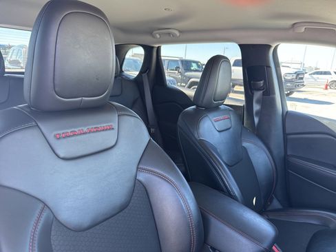 Used 2022 Jeep Cherokee Trailhawk image 11