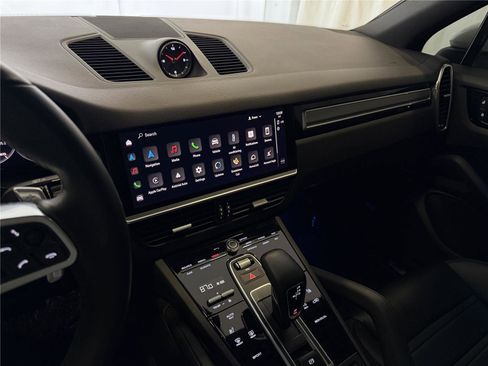 Certified 2022 Porsche Cayenne Platinum Edition image 18