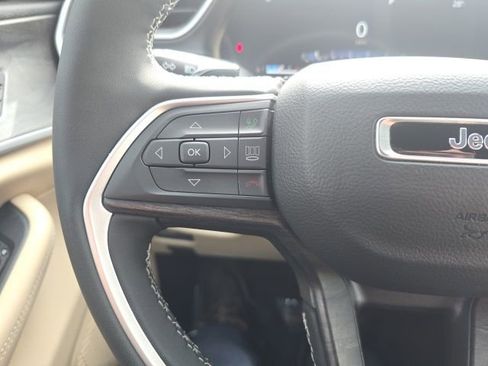 Certified 2025 Jeep Grand Cherokee Limited AWD/4WD image 14