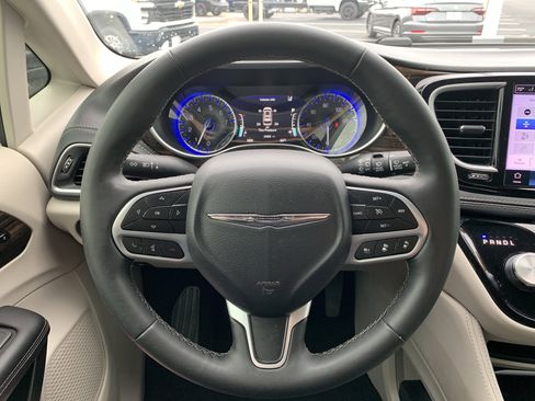 Used 2024 Chrysler Pacifica Limited image 17